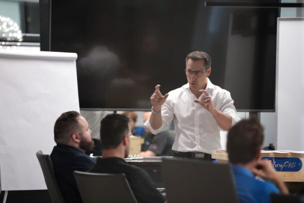 L’entraîneur-chef et conférencier Guy Boucher inspire l’équipe d’Omnifab