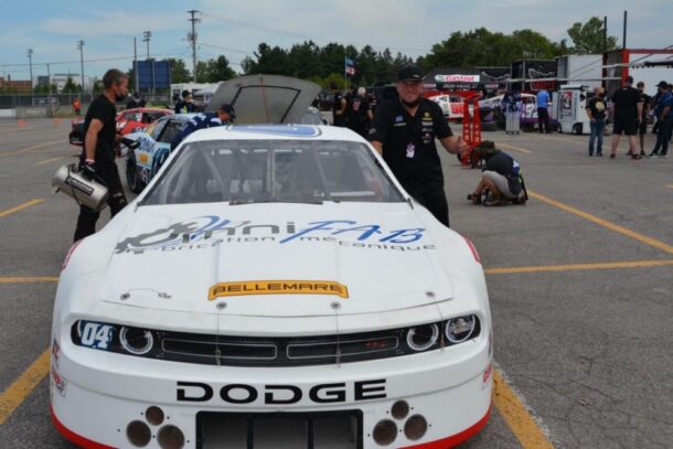 Cours de pilotage et tour en voiture de course NASCAR pour plusieurs employés d’Omnifab
