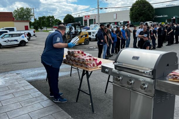 En images : nos porte-paroles préparent plus de 200 hot-dogs pour nos employés