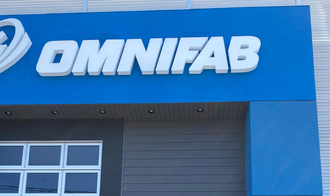 L’usine d’Omnifab arbore une toute nouvelle enseigne lumineuse