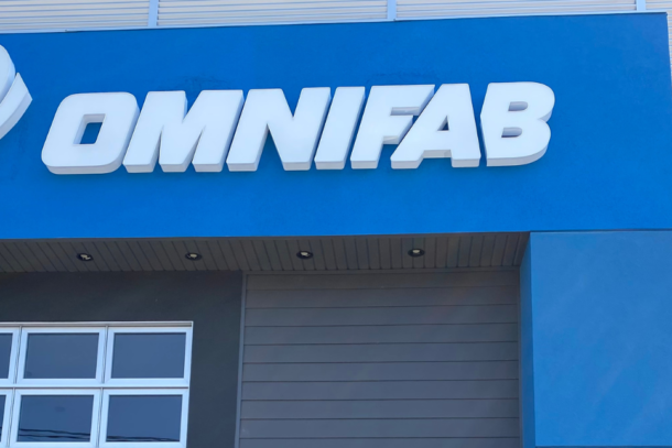 L’usine d’Omnifab arbore une toute nouvelle enseigne lumineuse