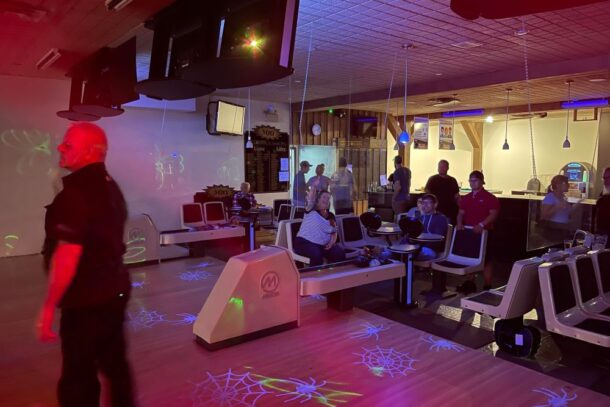 Plusieurs employés d’Omnifab se réunissent dans le cadre d’une sortie au bowling