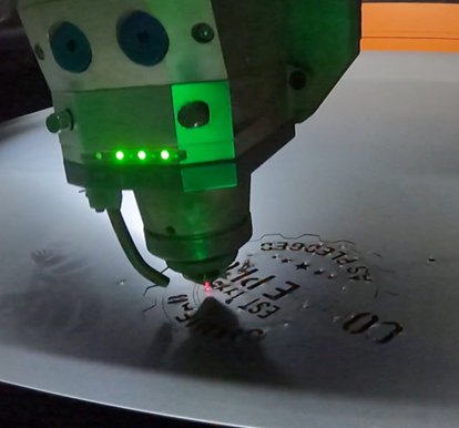 découpe-laser-machine-en-action