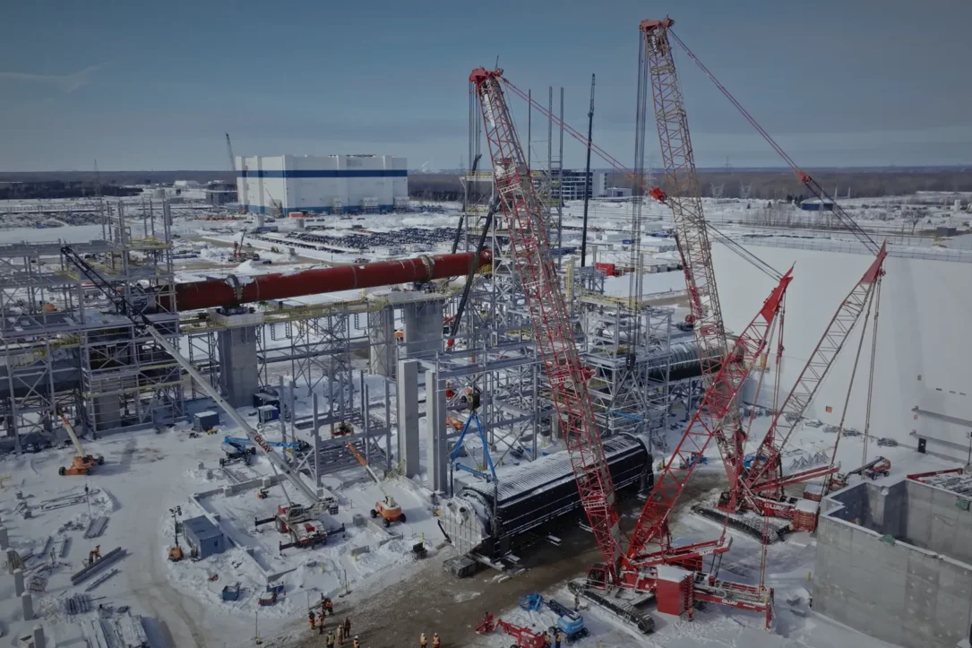Opération de levage d’un imposant four rotatif chez Nemaska Lithium